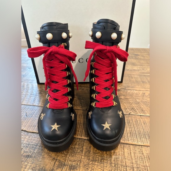 AUTHENTIC GUCCI BLACK LEATHER BEE EMBROIDERED PEARL COMBAT BOOT SIZE 39 1/2 - Picture 2 of 8